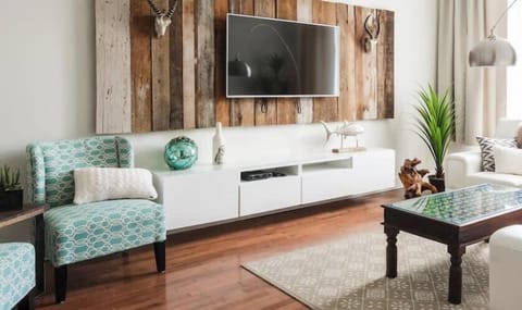 We are Superhost since 2015, with over 00 great reviews ! We have all the city permits and insurance required.  * 100% LEGAL *Majestic and luminous living room with 55"  Roku HD TV .  Contact us! Contactez-nous!