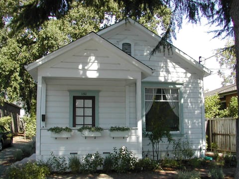 Charming Wine Country Cottage
