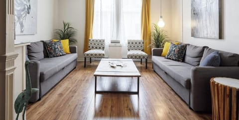 We are Superhost since 2015, with over 3500 great reviews ! We have all the city permits and insurance required.    * 100% LEGAL * Luminous living room with  a 55" ROKU HD TV    Contact us! Contactez-nous!