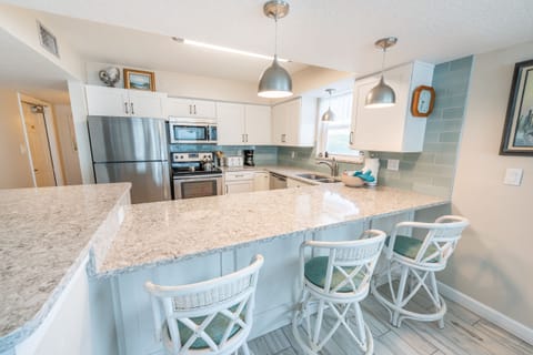 Breakfast bar and kitchen