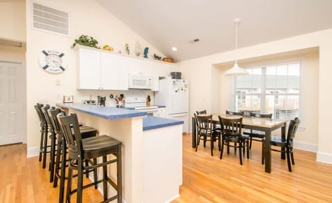 Kitchen with Eat In Seating