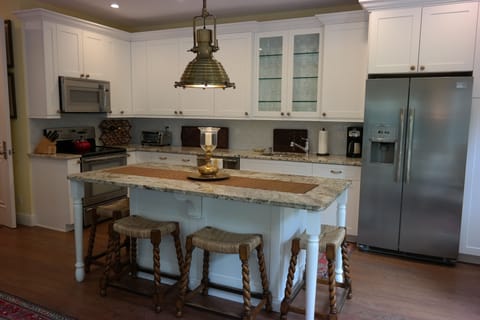 Fully equipped chef's kitchen w/SS appliances.