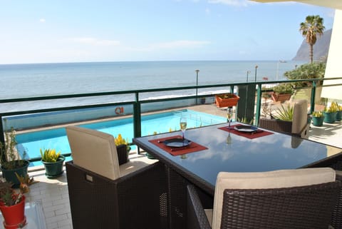 Relaxing with pool and sea view