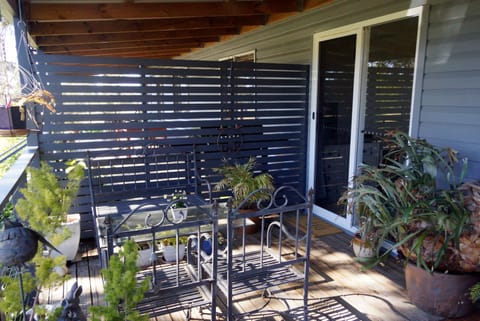 al fresco seating outside private entrance to Little Finchley unit