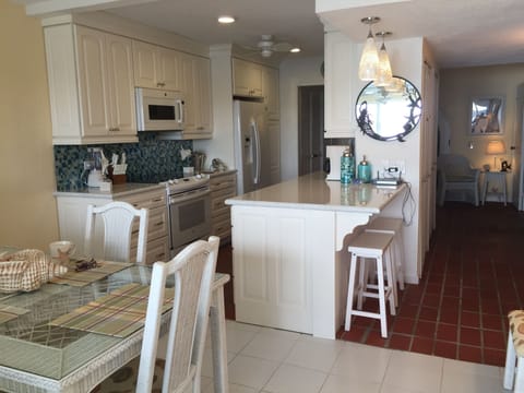 Prepare meals staying connected with family & friends. Work station bar & wifi.