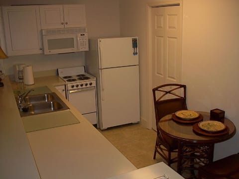 Full Kitchen w/washer-dryer & eating area