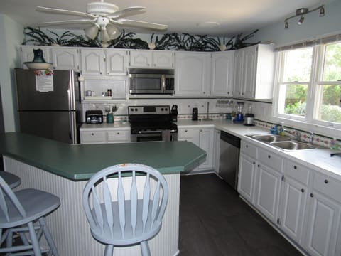 Fully Equipped Kitchen, Stainless Steel Appliances, With Island Seating