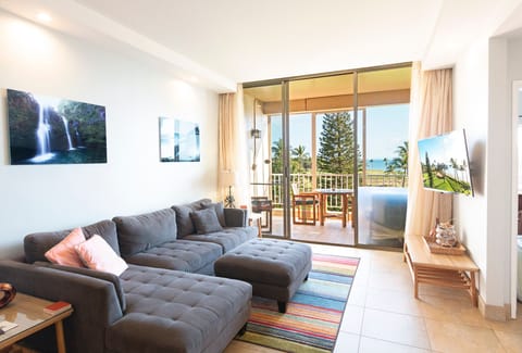 Living room AC or lani slider open with ocean breeze the choice is yours. 