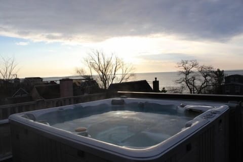 Roof deck hot tub - a year round pleasure