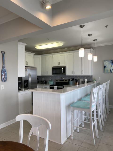 Fully renovated kitchen for 2024: new cabinets, countertops, appliances & paint