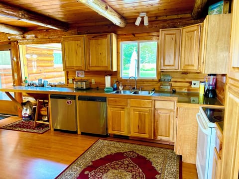 Kitchen. 2 Dish washers!!