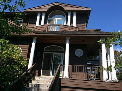 GORGEOUS BAY FRONT HOME