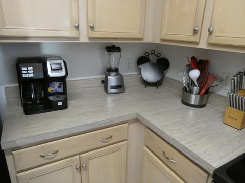 Flex Brew coffee maker uses Keurig cups or makes full pots of coffee