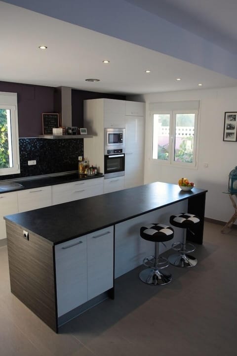 Kitchen (dishwasher, oven, toaster, coffee machine, juice machine, etc.)