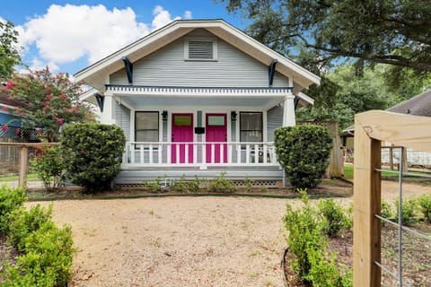 Houston Heights Bungalow #23
Antique Roses grow on the fully fenced yard