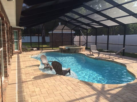 Brand New Pool with Hot Tub!