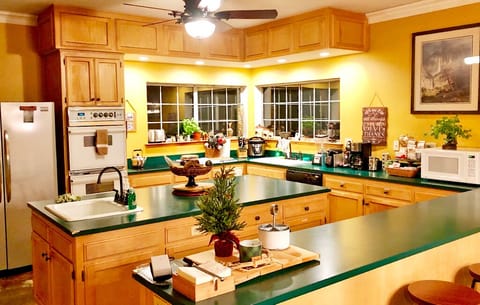 Large Spacious Kitchen