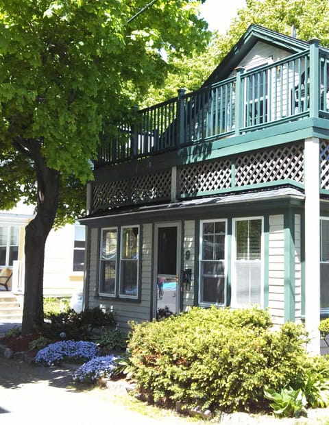 Bar Harbor Cottage in town, park 2 vehicles & walk, minutes to water & Acadia! 