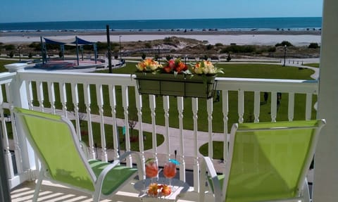'Breath-taking' ocean/park views from Balcony