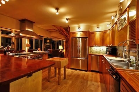 Gourmet Kitchen-----------------------Strictly Professional
Only the Best