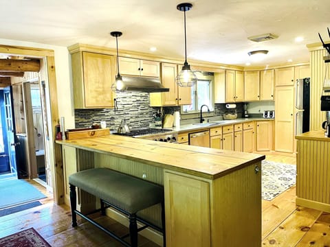 Spacious fully stocked kitchen w DCS 6 burner stove
