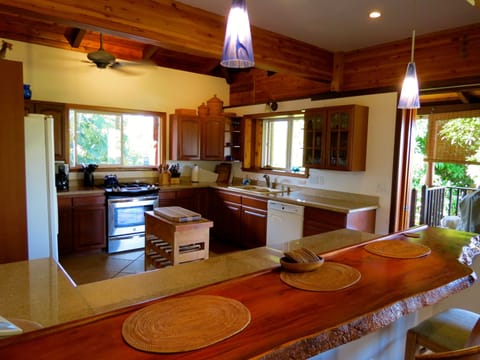 Lovely Koa Bar for Special Moments