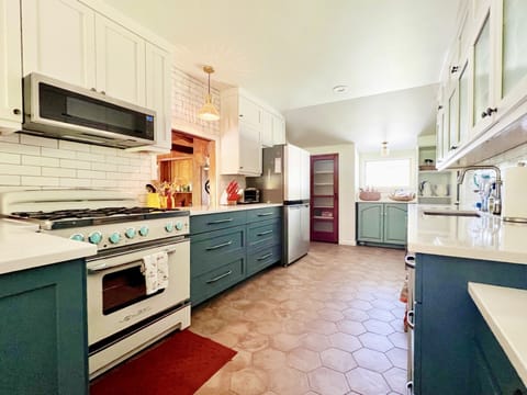 Six burners, single oven. Extra fridge, grill and green egg are outside.