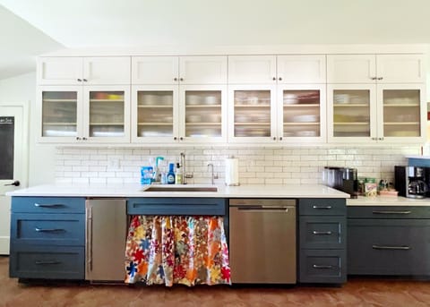 New kitchen. Sonic Ice! Moccamaster and Keurig. Stocked for large groups.