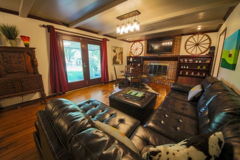Living Room, TV with Cable, Netflix and Hulu