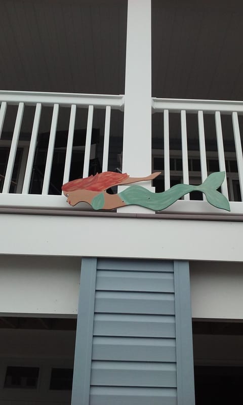 Our mermaid pointing the way to the beach.