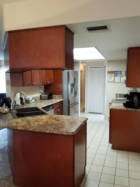 Kitchen: fully equipped with microwave, toaster, kettle, coffee maker & more