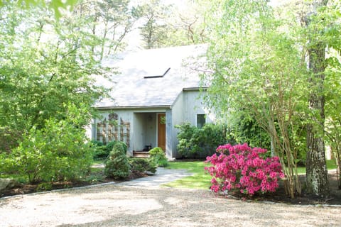 Entryway view from driveway
