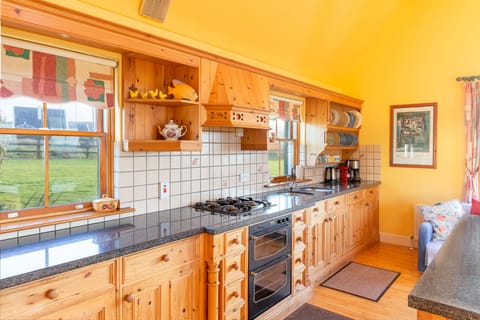 Well equipped kitchen with great preparation space 