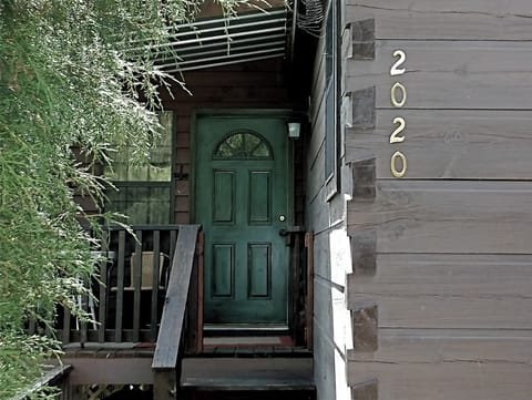 WELCOME to the Cozy Cabin- 5 steps up to small covered porch w/table & 2 seats
