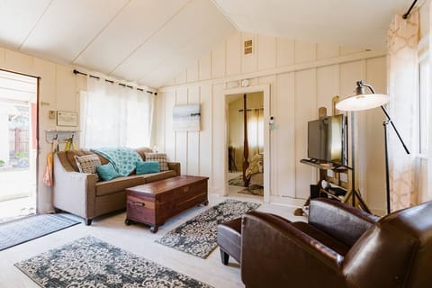 Unique! 2 cottages in courtyard. Master: 4-poster king, kitchen, lounge, laundry