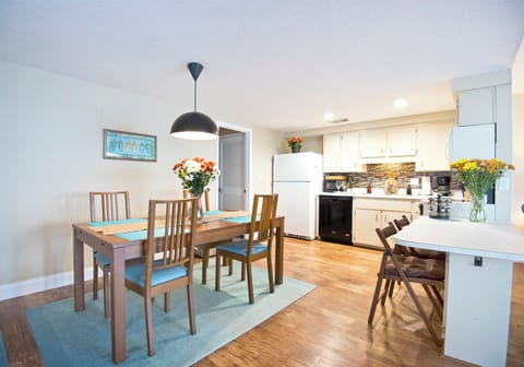 Crab Unit - Upstairs South - Kitchen & Dining