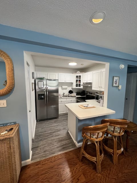 Full kitchen with 2 Counter Stools