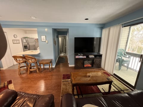 Second full bath in hallway outside 2nd bedroom of Bunkbeds