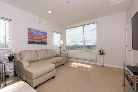 Front living/bedroom with golf course view