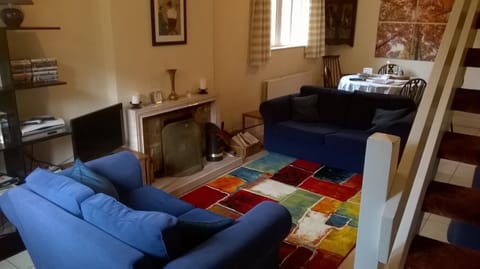 Lounge / dining room (log fire)