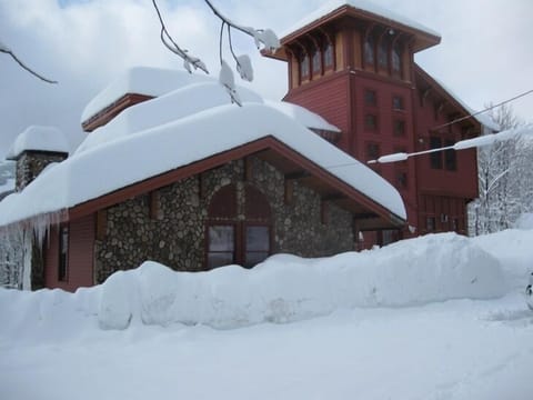 Snow Den Lodge