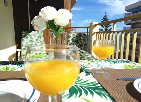 Have breakfast listening to the waves of the sea...