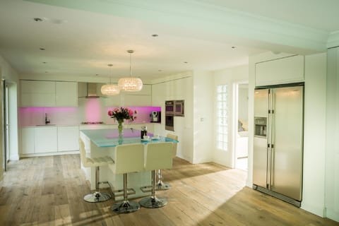 Fully fitted kitchen with American style fridge freezer & island with bar stools