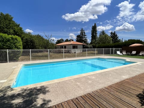 New pool fence with self closing gate
