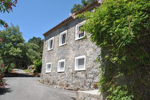 Stonehouse Front.
Lounge, Kitchen & Bed 2 upstairs.
Bed 1 & bathroom downstairs.