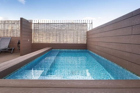 Pool and sunbeds! 