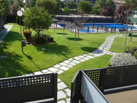 Communal garden with Swimming pool and paddle-tennis court. 