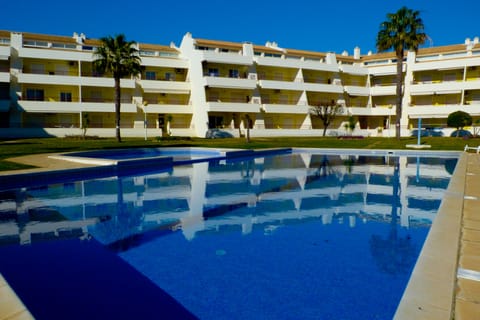 Vista geral do condominio.Jardim, piscina de adultos e de crianças.
