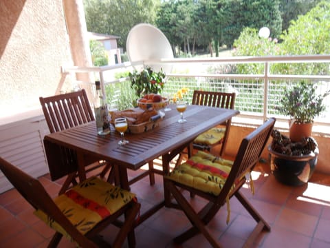 Al fresco dining with table & chairs for 6