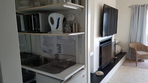 Mini kitchen facilities.
Fridge, microwave,kettle, toaster, crockery & cutlery.